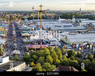 Vista aerea della Oktoberfest a Monaco di Baviera / München, Baviera, Germania al tramonto Foto Stock