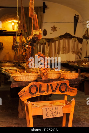 L'interno di un negozio in Toscana, vendita di spezie e di attrezzature per cucina Foto Stock