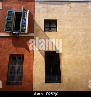 Cremona, Italia, color pastello di rosso e di giallo di facciate Foto Stock