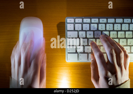 Persona lavora con un computer desktop. Utilizzando la tastiera di un mouse. Foto Stock