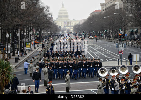 Washington DC, Stati Uniti d'America. Il 13 gennaio 2013. Noi membri di servizio con la Joint Task Force-National Capoluogo della regione di partecipare a una prova generale per le presidenziali Parata inaugurale il 13 gennaio 2012 a Washington, DC. La seconda cerimonia inaugurale per il Presidente Barack Obama avrà luogo in gennaio 21st. Foto Stock