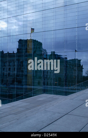 Berlino, Germania, mirroring il Reichstag in una facciata di vetro Foto Stock