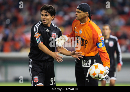WASHINGTON, DC - 9 APRILE: Jaime Moreno del DC United cerca di afferrare la palla dal portiere del Pachuca e capitano della squadra Miguel Calero durante una partita della Champions' Cup al RFK Stadium il 9 aprile 2008 a Washington, DC. Solo uso editoriale. Uso commerciale vietato. (Fotografia di Jonathan Paul Larsen / Diadem Images) Foto Stock