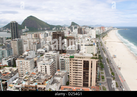 Vista della spiaggia di Ipanema, Rio de Janeiro, Brasile guardando verso l'Arpoador Foto Stock