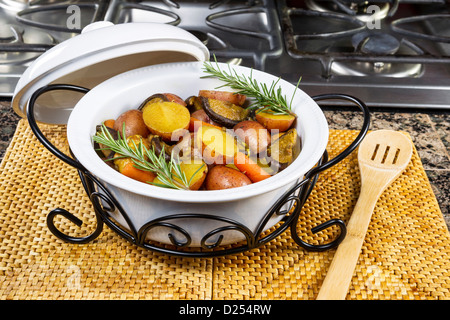 Fresco di pollo al curry e verdure in bianco la cena sulla pentola cucina bancone accanto al fornello a gas Foto Stock