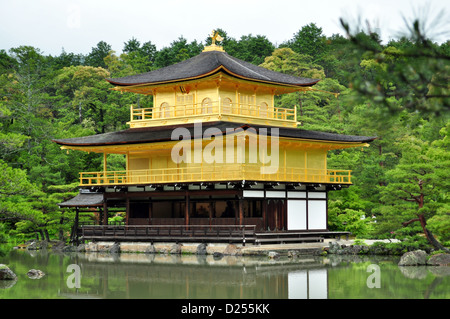 Kinkaku-ji Tempio del Padiglione Dorato, denominato ufficialmente Rokuon-ji è uno Zen tempio buddista a Kyoto, in Giappone. Foto Stock