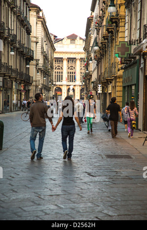 Guardando lungo la zona pedonale via Garibaldi verso Palazzo Madama a Torino Italia. Foto Stock