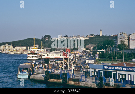 Waterfront del Golden Horn dal Ponte Galata, Topkapi in background, Istanbul, Turchia 000531 2429 Foto Stock