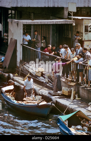 I pescatori di vendita di fresco pesce cucinato in prossimità del Ponte di Galata, İstanbul, Turchia 680806 022 Foto Stock