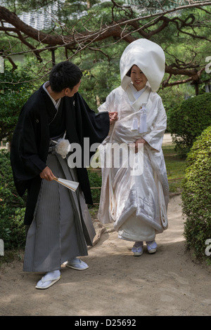 Matrimonio giapponese giovane nei giardini del Santuario Heian, Kyoto in Giappone Foto Stock