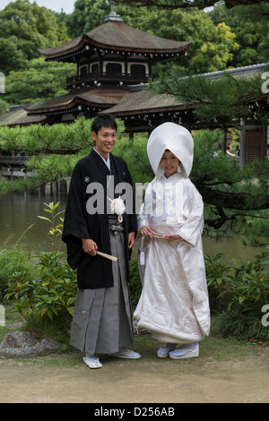 Matrimonio giapponese giovane dal lago nei giardini del Santuario Heian, Kyoto in Giappone Foto Stock