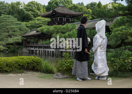 Matrimonio giapponese giovane dal lago nei giardini del Santuario Heian, Kyoto in Giappone Foto Stock