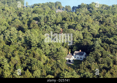 Una casa circondata da alberi, visto da sopra, Camden, Maine Foto Stock