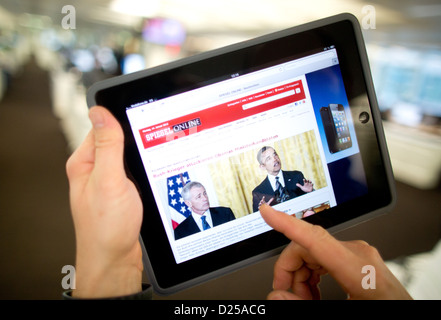 Il sito online edizione del German news magazine 'Spiegel' online è in esposizione su un computer tablet in un ufficio open space di Berlino in Germania il 14 gennaio 2013. Il tedesco gli utenti delle reti sociali a favore degli articoli pubblicati online da 'Spiegel online o Bild.de'. Foto: Kay Nietfeld Foto Stock