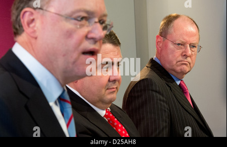 SPD top candidato alle elezioni di stato della Bassa Sassonia, Stephan Weil (L-R), SPD leader Sigmar GABRIEL E SPD candidato per il cancelliere, il Peer Steinbrück, unisciti alla SDP-riunione del Presidium della nazionale e il governo federale della contea della Bassa Sassonia, di Braunschweig, Germania, 14 gennaio 2013. Foto: Julian Stratenschulte Foto Stock