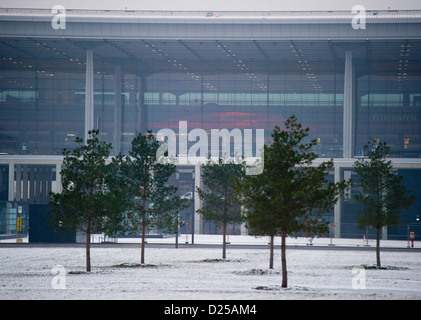 Visualizzare sul terminale coperto di neve del nuovo aeroporto Berlin Brandenburg Willy Brandt (BER) in Schönefeld, Germania, 14 gennaio 2013. Foto: Patrick Pleul Foto Stock