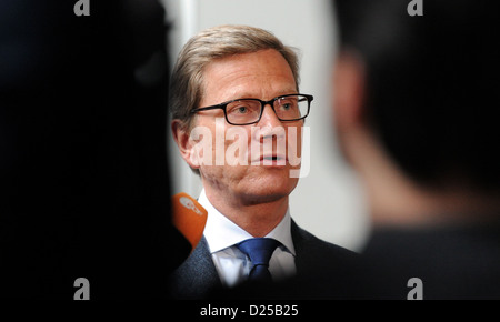 Ministro degli esteri tedesco Guido Westerwelle (FDP) racconta ai giornalisti che egli vuole offrire il supporto per il Mali, in Kiel, Germania, 14 gennaio 2013. Foto: Carsten Rehder Foto Stock