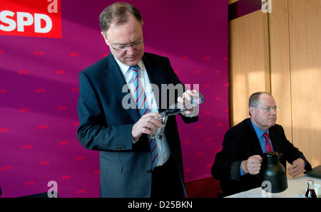 SPD top candidato alle elezioni di stato della Bassa Sassonia, Stephan Weil (L) e SPD candidato per il cancelliere, il Peer Steinbrück, unisciti alla SDP-riunione del Presidium della nazionale e il governo federale della contea della Bassa Sassonia, di Braunschweig, Germania, 14 gennaio 2013. Foto: Julian Stratenschulte Foto Stock