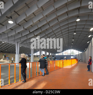 Zap" Ados Skatepark, Calais, Francia. Architetto: Bang Architectes, 2011. Interno con gli spettatori' passaggio. Foto Stock