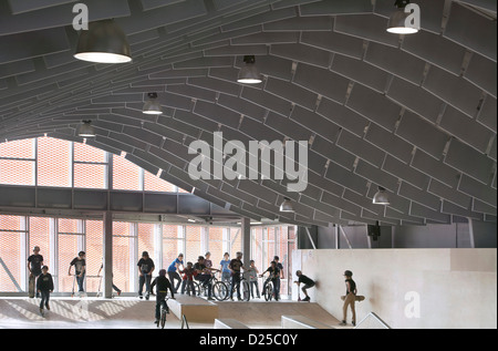 Zap" Ados Skatepark, Calais, Francia. Architetto: Bang Architectes, 2011. Vista del pattino cingolo con struttura a soffitto. Foto Stock