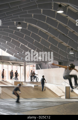Zap" Ados Skatepark, Calais, Francia. Architetto: Bang Architectes, 2011. Vista a tenuta del pattino cingolo con struttura a soffitto. Foto Stock