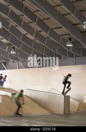 Zap" Ados Skatepark, Calais, Francia. Architetto: Bang Architectes, 2011. Funbox e struttura del soffitto con giovani acrobati. Foto Stock