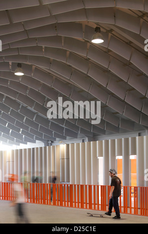 Zap" Ados Skatepark, Calais, Francia. Architetto: Bang Architectes, 2011. Deflettori a soffitto e di colore arancione il partizionamento di recinzione s Foto Stock