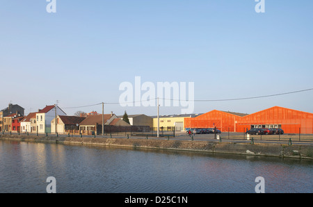 Zap" Ados Skatepark, Calais, Francia. Architetto: Bang Architectes, 2011. Vista panoramica su canal a ex distretto industriale Foto Stock