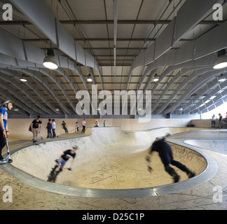 Zap" Ados Skatepark, Calais, Francia. Architetto: Bang Architectes, 2011. Deflettori a soffitto e funbox con pattinatori. Foto Stock