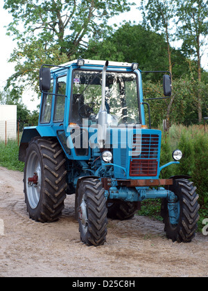 Il russo vintage tempo sovietica Bielorussia del trattore MTZ-82 con nuovo modello grande cabina Foto Stock