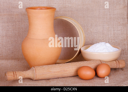 Farina, uova e arnese da cucina Foto Stock