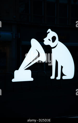 Bristol, Regno Unito. Il 15 gennaio 2013. HMV store frontage in Bristol che mostra il famoso cane la pinza. Credito: Rob Hawkins / Alamy Live News Foto Stock