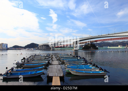 Barche e Ponte Konaruto, Prefettura di Tokushima Foto Stock