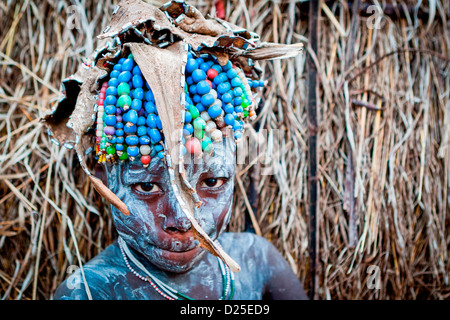 Le tribù dei Mursi ragazzo in un villaggio nel Parco Nazionale di Mago nella bassa valle dell'Omo, l'Etiopia meridionale, Africa. Foto Stock