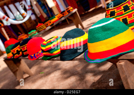 Un display a colori di cappelli tradizionali tessuti presso il villaggio di Chencha nr. Arba Minch nella valle dell'Omo, Etiopia. Foto Stock