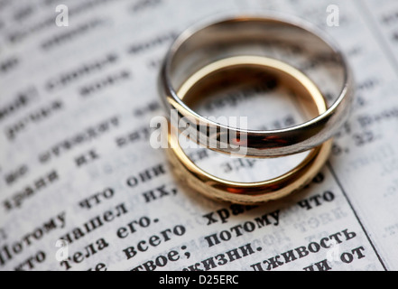 Gli anelli di nozze e la bibbia in russo Foto Stock