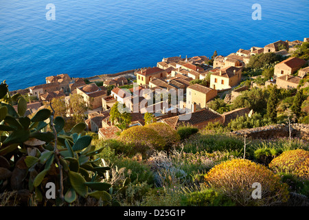 Arial vista di Monemvasia isola bizantina catsle città con acropoli sul plateau. Peloponneso, Grecia Foto Stock