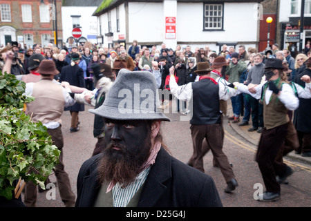 La "vecchia gloria' morris uomini o molly uomini dancing, Whittlesey orso di paglia festival, Cambridgeshire, Regno Unito 2013 Foto Stock