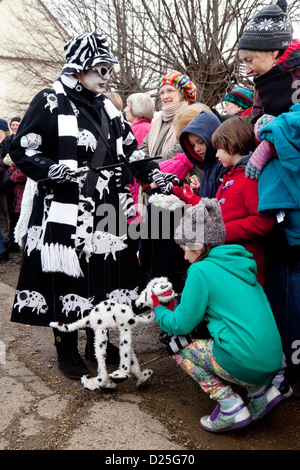 Un ballerino di morris dal suino Dyke Molly gruppo con i bambini presso la paglia Whittlesey Bear festival 2013 Foto Stock