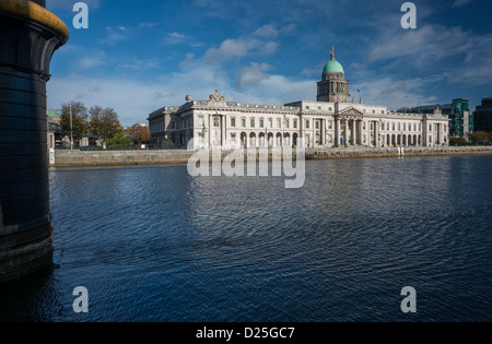 Il Custom House, uno dei più edifici iconici di Dublino, in Irlanda, situato sulla riva nord del fiume Liffey Foto Stock
