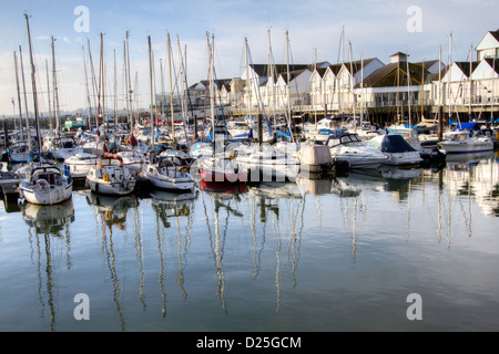 Barche in città Quay Marina, Southampton, Hampshire, Inghilterra, Regno Unito Foto Stock