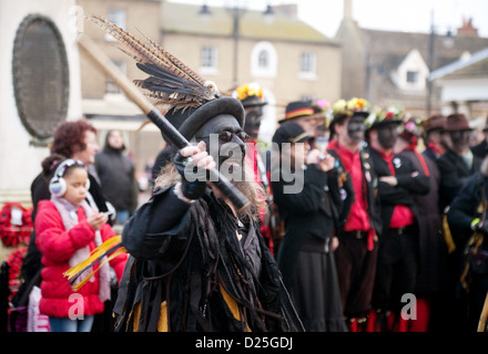 Il confine Witchmen Morris ballerini danzare a paglia Whittlesey Bear festival, Cambridgeshire Regno Unito 2013 Foto Stock