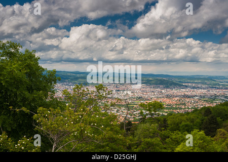Vista sulla città di Clermont-Ferrand dal Plateau de Gergovie, Puy-de-Dome, Auvergne, Francia Foto Stock