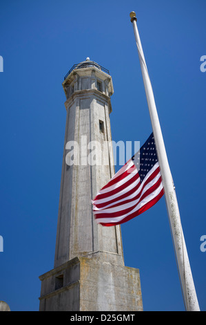 Faro e bandiera americana sull isola di Alcatraz a San Francisco Bay Foto Stock