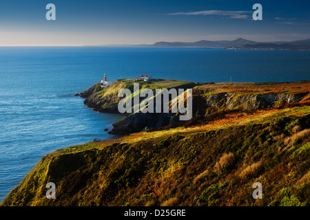 Autunno mattina sulla Howth Head che si affaccia sulla baia di Dublino e Wicklow Mountains nella distanza Foto Stock