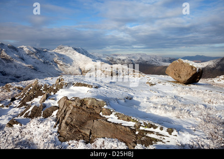 In inverno la neve su Crinkle Crags e Bowfell visto dal Pike di Blisco Lake District Cumbria Inghilterra England Regno Unito Foto Stock