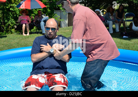 L'uomo diventa battezzati in una piscina esterna in Riverdale Park, MD Foto Stock