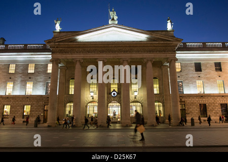 Oggetto Criteri di gruppo di Dublino, O'Connell St, crepuscolo / notte Foto Stock