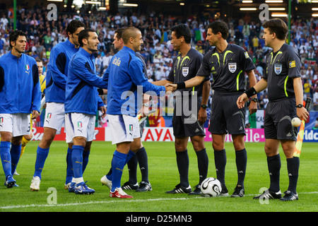 In Italia i giocatori si stringono la mano con il officiating team prima della Coppa del Mondo FIFA 2006 quarterfinal soccer match contro l'Ucraina. Foto Stock