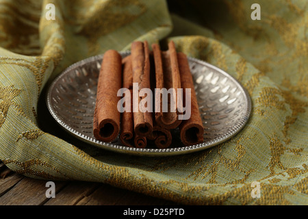 Bastoncini di cannella e di cannella in polvere Foto Stock